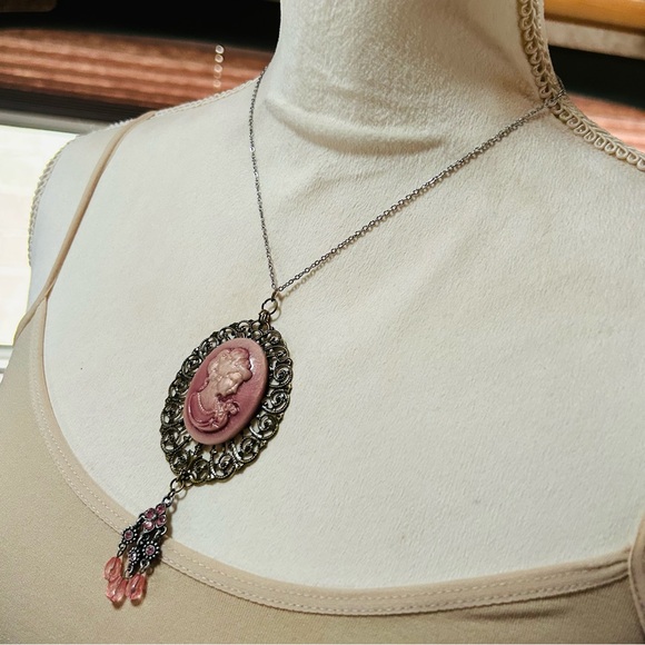 Handcrafted pink iridescent Victorian lady cameo pendant on chain necklace - Picture 3 of 7